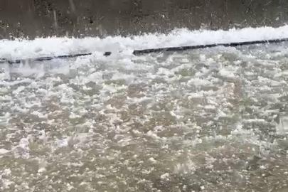 Kahta’da dolu yağışı karayolunu beyaza bürüdü