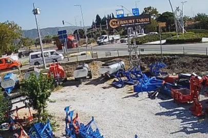 Kamyonetin altında kalmaktan son anda kurtuldu, o anlar kamerada