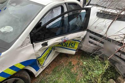 Kamyonetle polis aracı çarpıştı: 2 polis yaralı