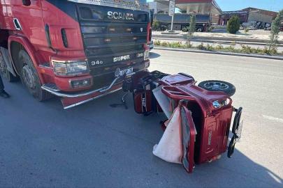 Kamyonla çarpışan elektrikli bisiklet 10 metre sürüklendi: 2 yaralı