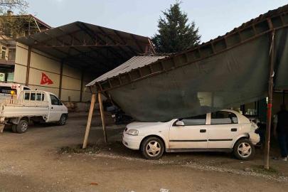 Kamyonla çarpışan otomobil kıraathaneye girdi
