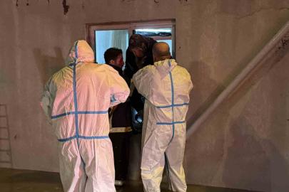 Kapıdan çıkamayan 2 yaşlı kadını itfaiye pencereden kurtardı
