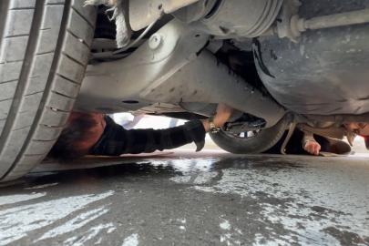 Karabük’te ticari taksinin altına giren yavru kedi kurtarıldı