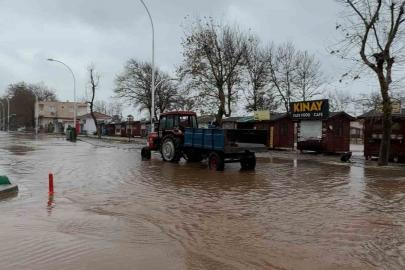 Karacabey’de yollar göle döndü, denize çıkamayanlar evlerinin önünden balık tuttu
