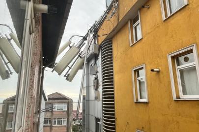 Karadeniz Ereğli’de fırtına baz istasyonunu devirdi