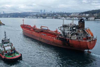 Karadeniz’de dron saldırısına uğrayan tankerin geçişi nedeniyle İstanbul Boğazı trafiğe kapandı