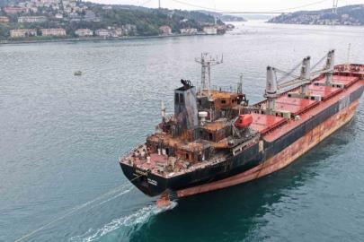 Karadeniz’de İHA saldırısına uğrayan "MV Aroyat" İstanbul Boğazı’ndan geçti