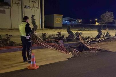 Karaman’da elektrik hattı için kazılan çukura giren otomobilde hasar oluştu