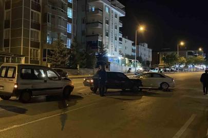 Karaman’da hafif ticari araç kaza yapan otomobile çarptı: 2 yaralı