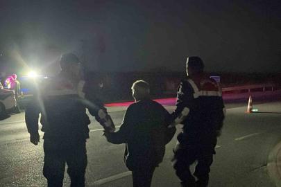 Karaman’da kazanın şokunu yaşayan yaşlı sürücüyü jandarma teselli etti