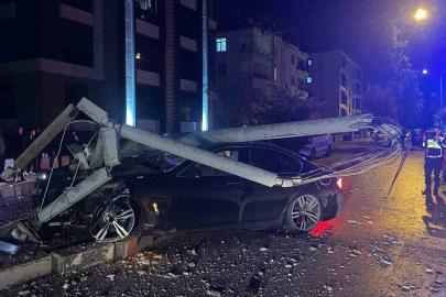 Karaman’da otomobil refüjdeki direği devirdi: 2 yaralı