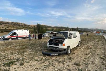Karaman’da otomobille çarpışan minibüs refüje savruldu: 1 yaralı