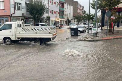 Karaman’da sağanak yağış yolları göle çevirdi