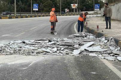 Karayoluna mermer parçalarını düşüren tır sürücüsüne para cezası