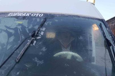 Kars eksi 6’yı gördü, araçların camları buz tuttu
