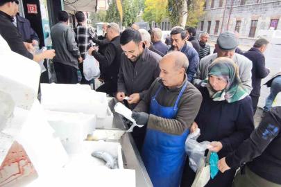 Kars’ta palamut yoğunluğu: Tanesi 50 liradan satıldı, balıkçılarda kuyruk oluştu
