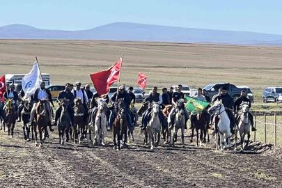 Kars’ta rahvan atlar nefes kesti: Geleneksel yarışlara yoğun ilgi