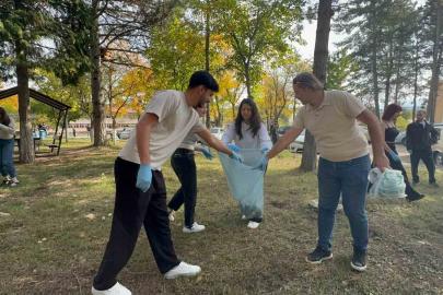 Kastamonu Üniversitesinde öğrenci ve akademisyenler kampüsü temizledi