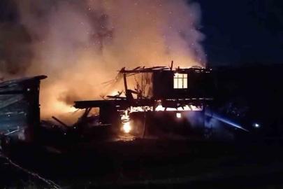 Kastamonu’da alevlere teslim olan iki katlı ev küle döndü