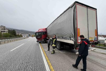 Kastamonu’da bariyerlere çarpan tır makasladı: 1 yaralı