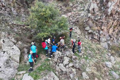 Kayalıklardan dere yatağına düşen şahıs kurtarıldı