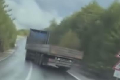 Kayganlaşan yolda kontrolden çıkan tırı devrilmekten sürücüsü kurtardı