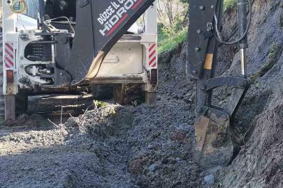 Kaynaşlı’da tıkanan su tahliye kanalları ve menfezler temizlendi