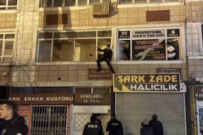 Kayseri’de kendine zarar veren şahsı, polis ekipleri zor kullanarak kurtardı
