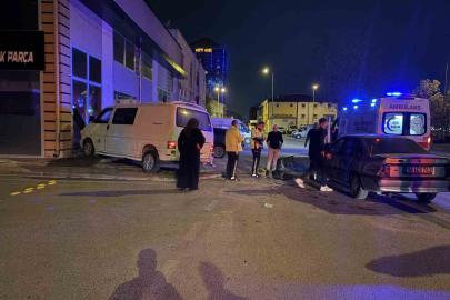 Kayseri’de otomobille çarpışan minibüs dükkana daldı: 2 yaralı