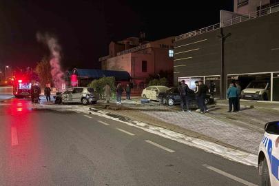 Kayseri’de park halindeki 3 araca çarpan otomobil, alev aldı: 2 yaralı