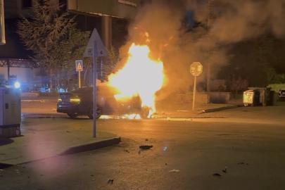 Kayseri’de park halindeki otomobile ve ağaca çarpan otomobil alev aldı: 1’i ağır, 2 yaralı