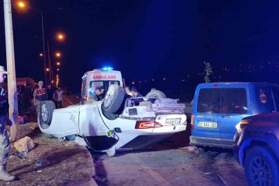 Kazada takla atan otomobil 2 tır sürücüsünün üzerine uçtu: 6 yaralı