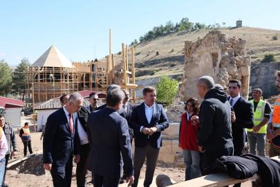 Kemah Sultan Melik Türbesi’ndeki restorasyon çalışmaları incelendi