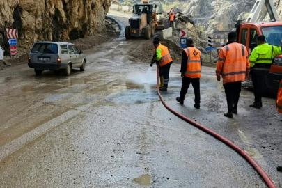 Kemaliye’de sağanak ve dolunun ardından yollar yeniden ulaşıma açıldı