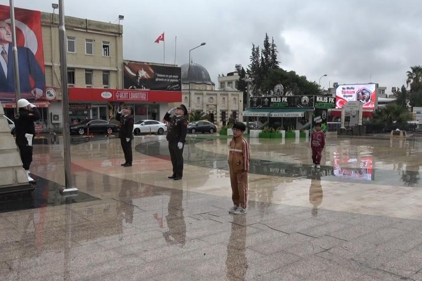Kilis’te askerleri örnek alan çocuktan yürekleri ısıtan görüntü