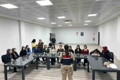 Kilis’te jandarmadan kadına yönelik şiddetle mücadele bilgilendirmesi