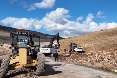 Kilis’te köy yollarında asfalt ve genişletme çalışmaları sürüyor