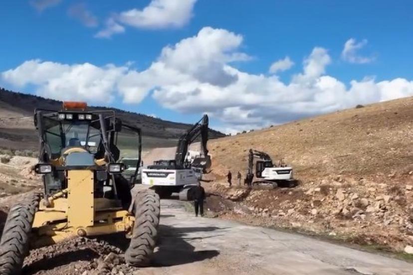 Kilis’te köy yollarında asfalt ve genişletme çalışmaları sürüyor