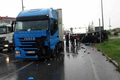 Kırmızı ışık ihlali yapan tır VİP tur araçlarına çarptı: 2’si turist 3 yaralı