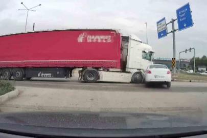 Kırmızı ışıkta kavşağa dalan tır otomobile çarptı: 2 yaralı