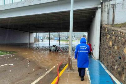 Kocaeli Büyükşehir, sağanakla mücadele için 897 personel ve 512 araçla sahada