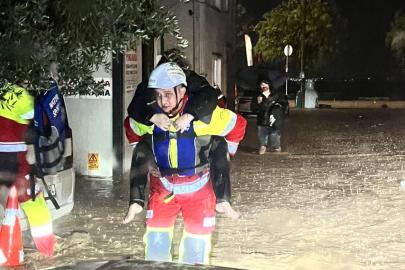 Kocaeli’de kimi botla, kimi sırtlarda kurtarıldı