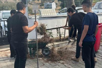 Koçarlı’da öğrenciler okul bahçesini temizleyerek çevre duyarlılığına dikkat çekti