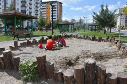 Kocasinan’da parklar, çocuklara toprakla vakit geçirme fırsatı sunuyor