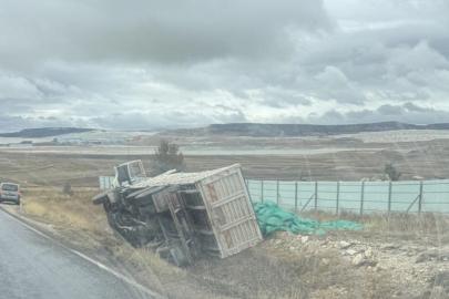Kontrolden çıkan kamyon şarampole devrildi