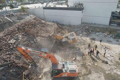 Kontrollü yıkım sırasında kepçe molozların altında kaldı