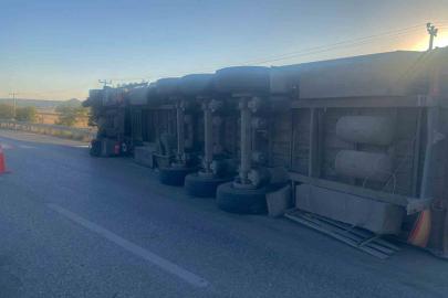 Konya’da pancar yüklü tır devrildi: 1 yaralı