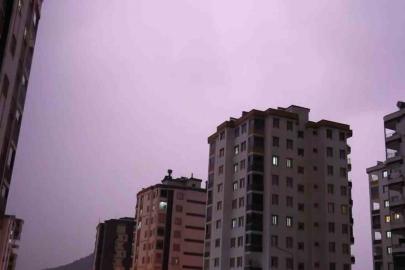 Kozan’da şimşekler geceyi aydınlattı