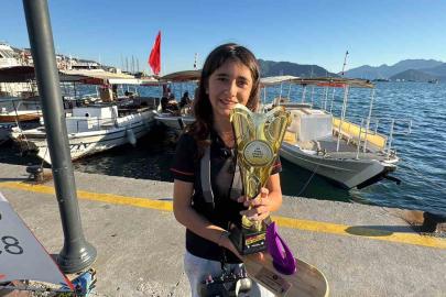 Küçük yaşına rağmen, şampiyonluk kupasını Marmaris’e getirdi