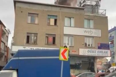 Küçükçekmece’de iki katlı binanın çatısı alevlere teslim oldu